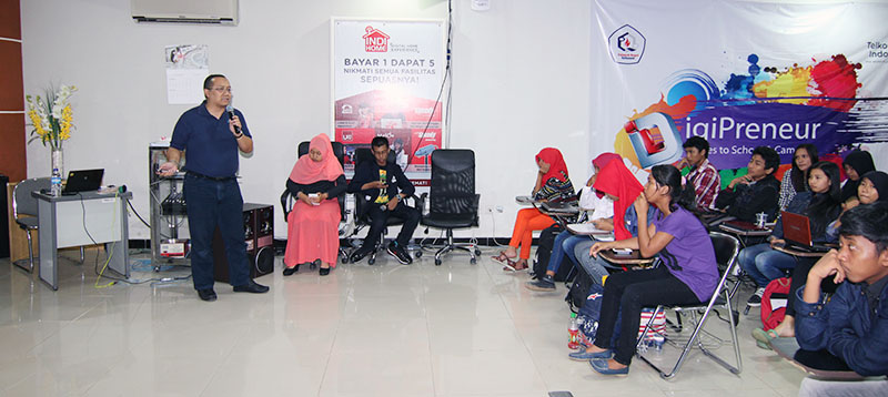 sesi “Industri Kreatif” yang dibawakan oleh Dinoor Susatijo, SM Innovation Management, Innovation and Design Center PT Telkom Indonesia