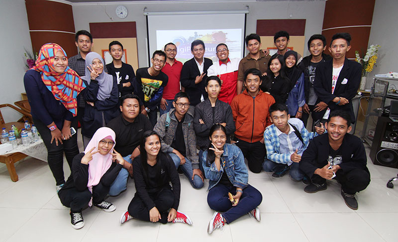 Foto keluarga panitia Workshop DigiPreneur Balikpapan 2014