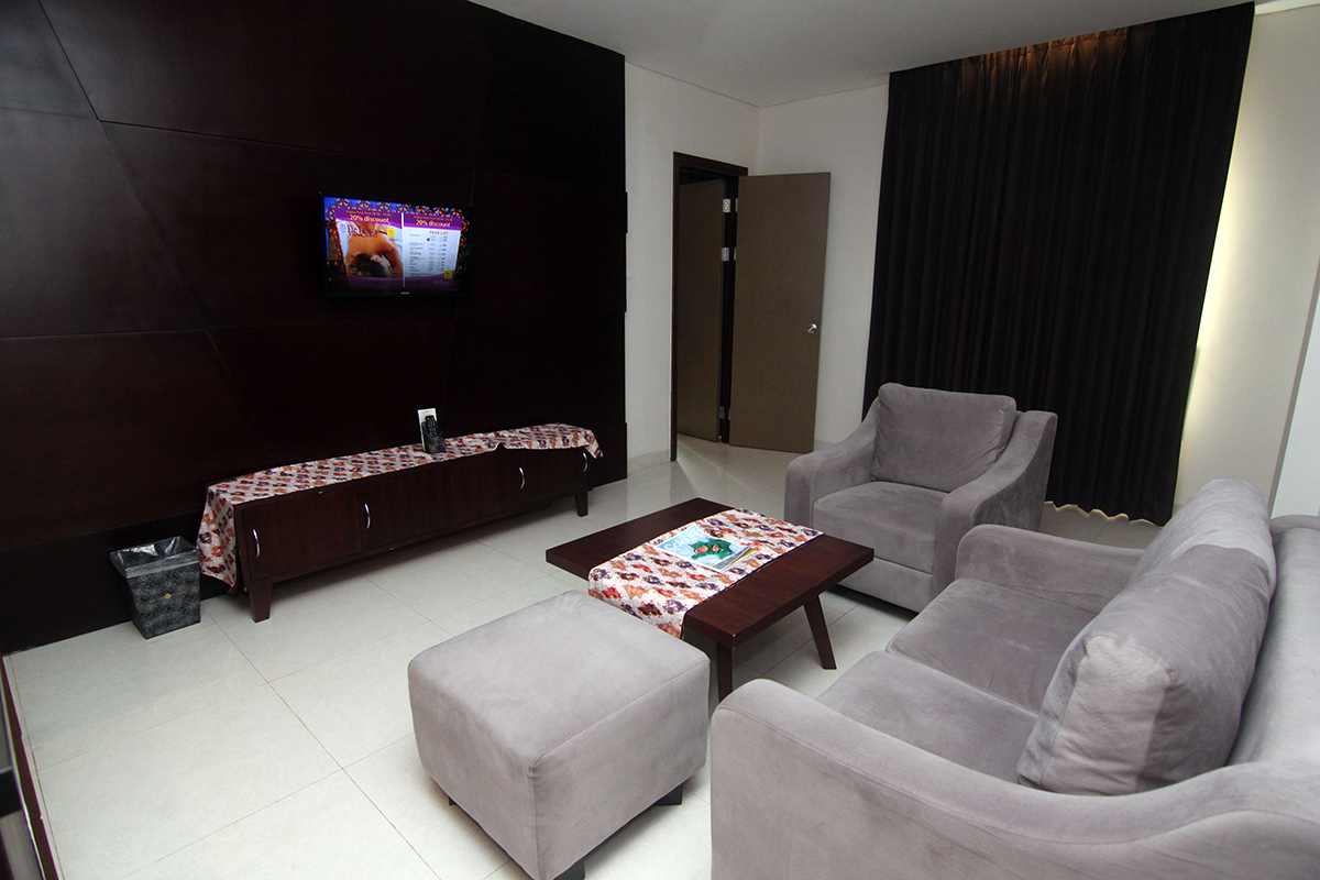 Fasilitas living room dari Suite room Grand Tjokro Balikpapan