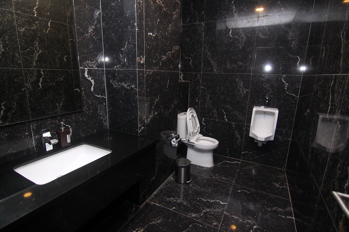 Tersedia toilet di masing-masing Private room Emerald Chinese Restaurant Grand Tjokro Balikpapan