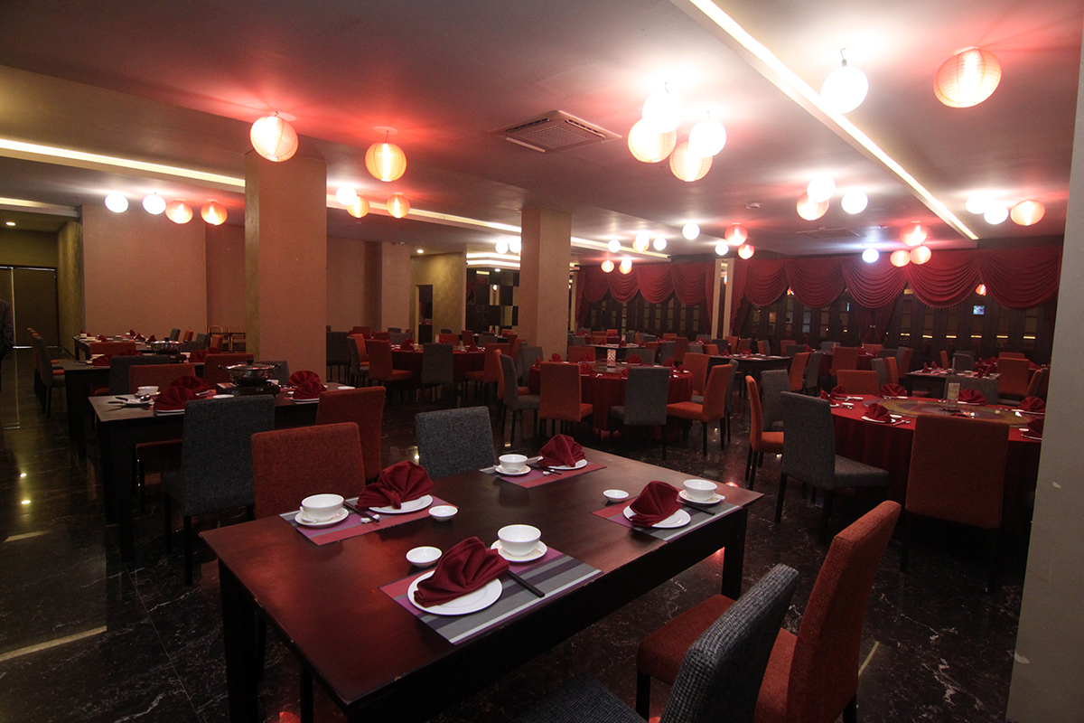 Main Hall Emerald Chinese Restaurant Grand Tjokro Balikpapan bisa menampung lebih kurang 150 orang