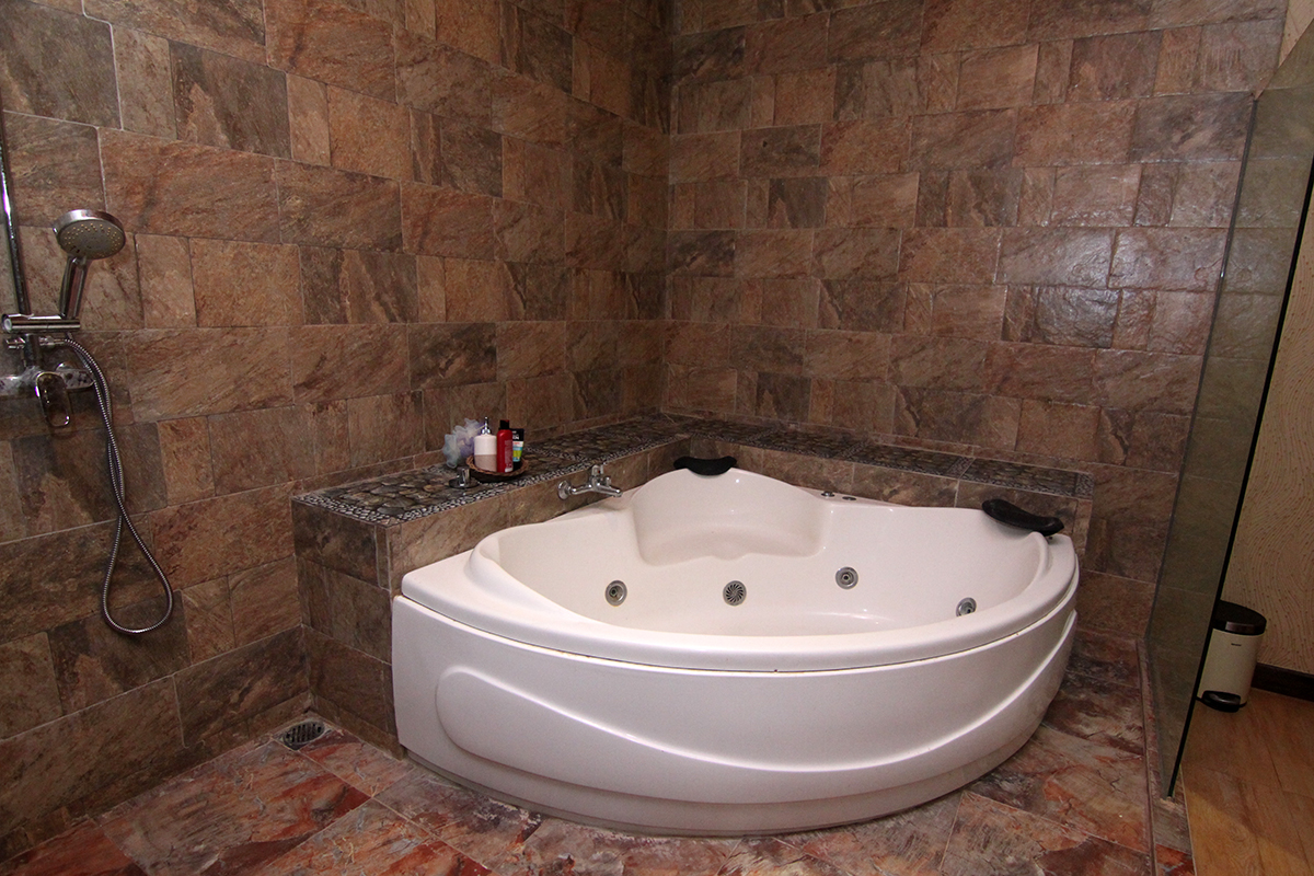 Fasilitas bethtub di ruang Couple spa Grand Tjokro Balikpapan