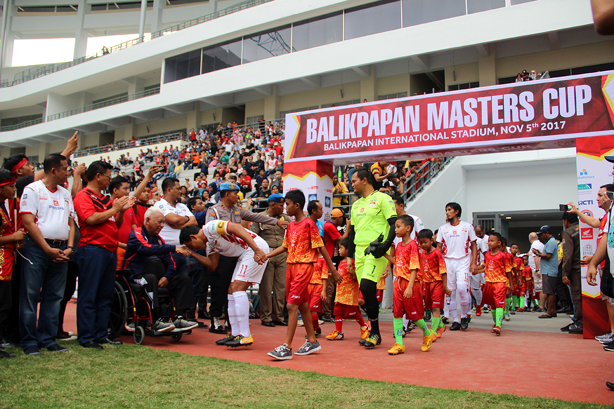 Tindakan terpuji yang dilakukan oleh Kapten Timnas Indonesia Masters Bima Sakti mencium tangan Gubernur Kaltim Awang Faroek menjelang laga Balikpapan Masters Cup, 5 November 2017