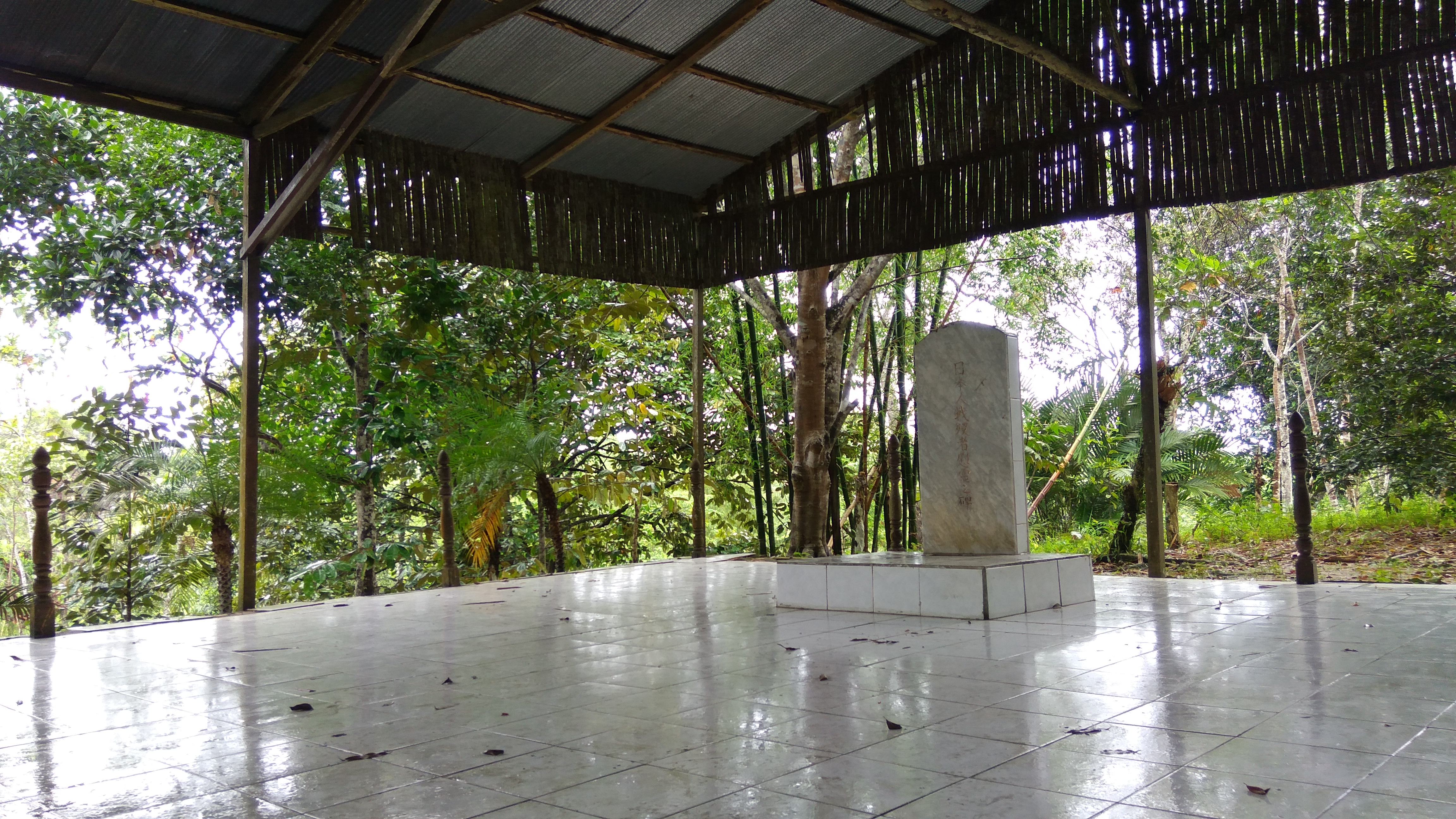 Pondok yang berisi prasasti kedua dari Tugu Perdamaian Jepang, Australia dan Indonesia di Balikpapan