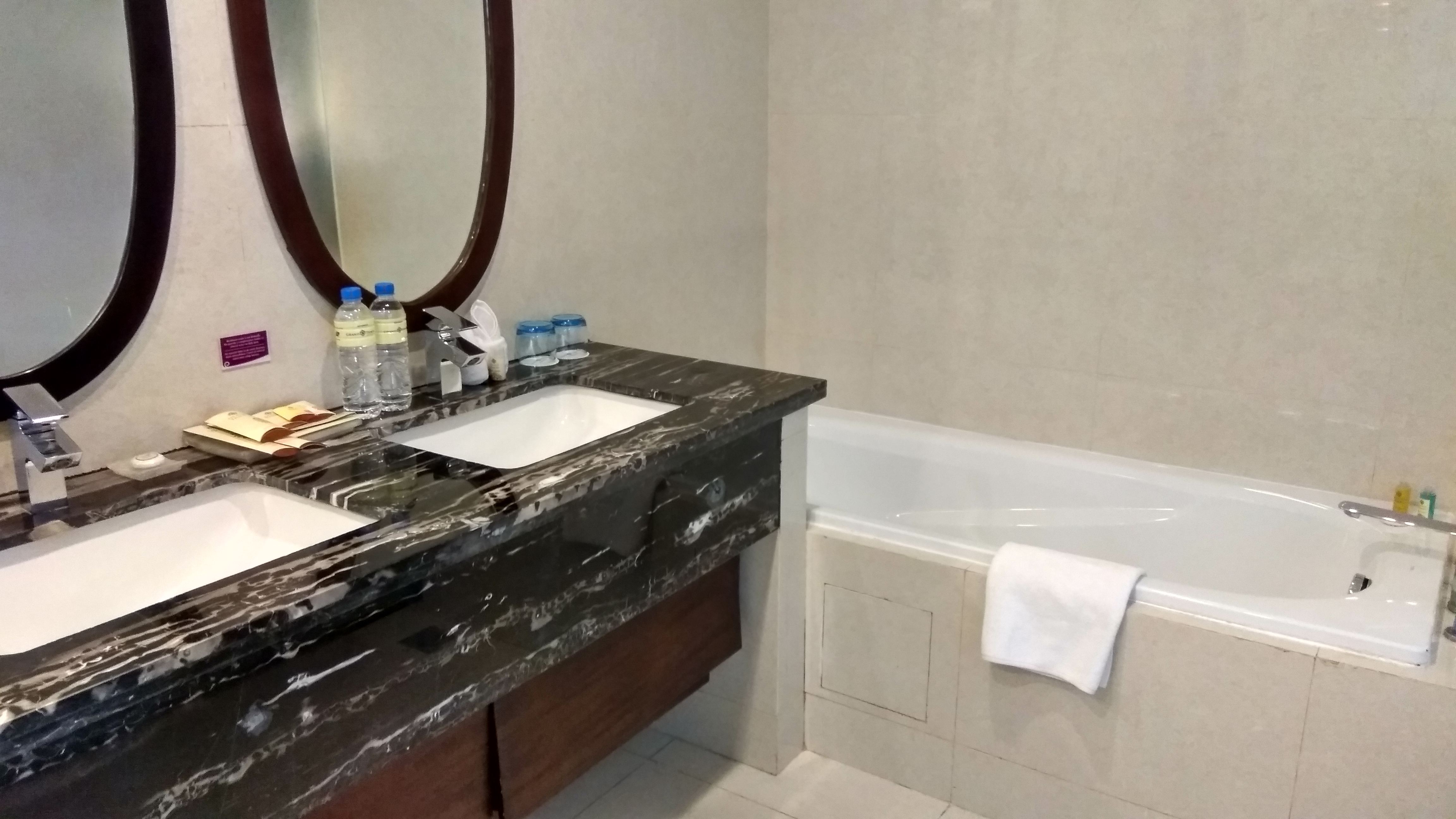 Kamar mandi dengan fasilitas Bethtub dari Suite room Grand Tjokro Balikpapan