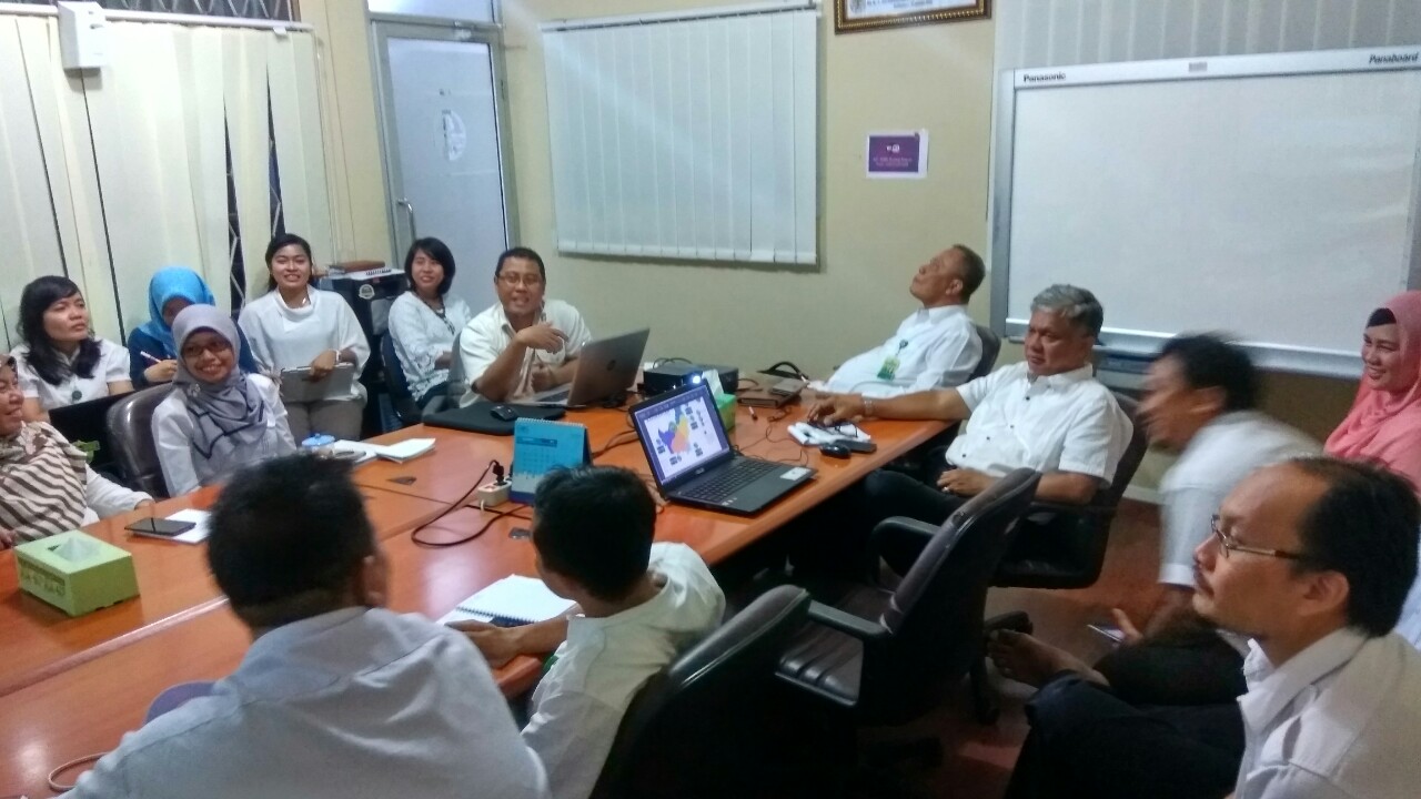 Suasana pelatihan mendesain Infografis di Kantor P3E Kalimantan KLHK yang penuh keakraban
