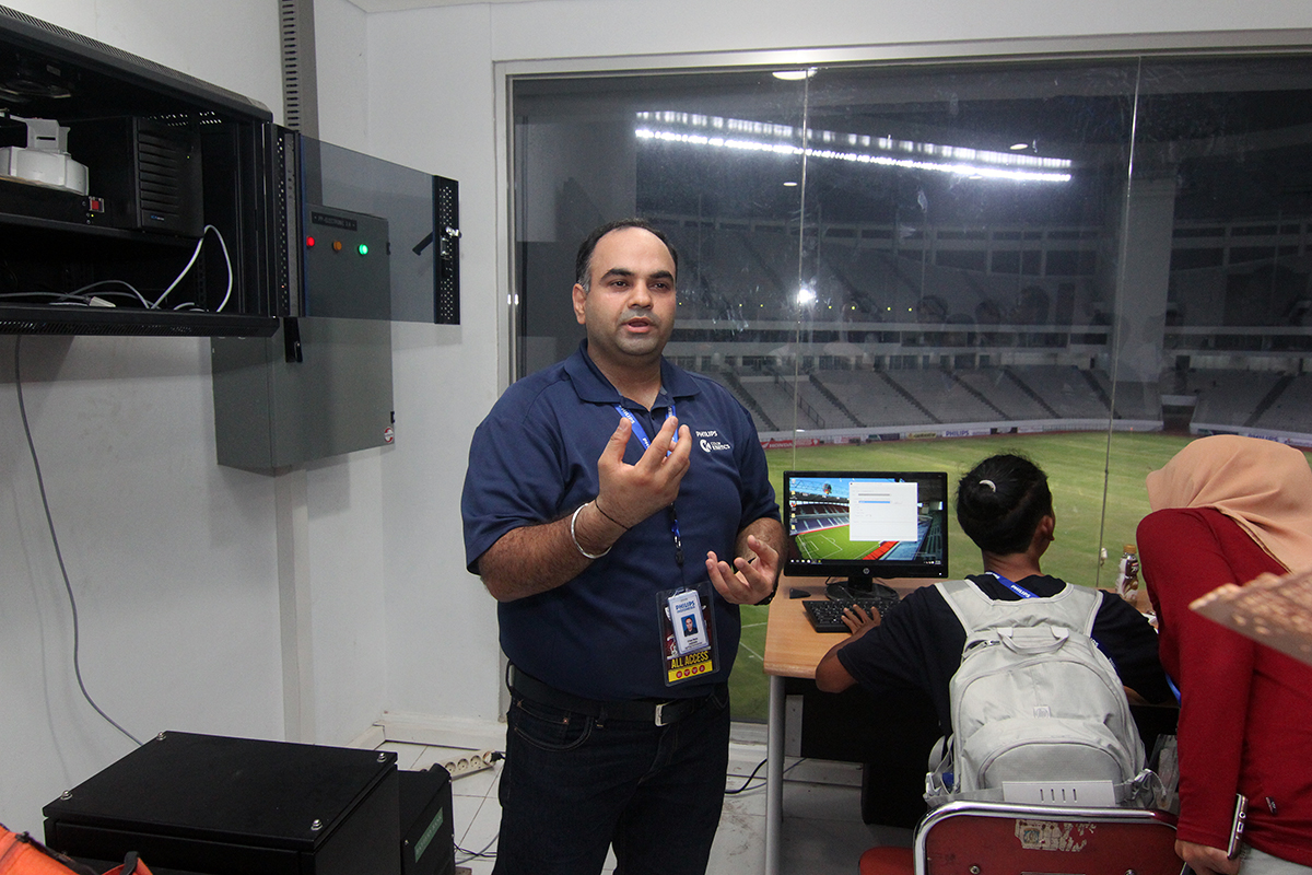 Penjelasan tentang teknologi Phillips LED ArenaVision yang ada di Control Room Batakan International Stadium Balikpapan oleh Phillips Lighting Indonesia
