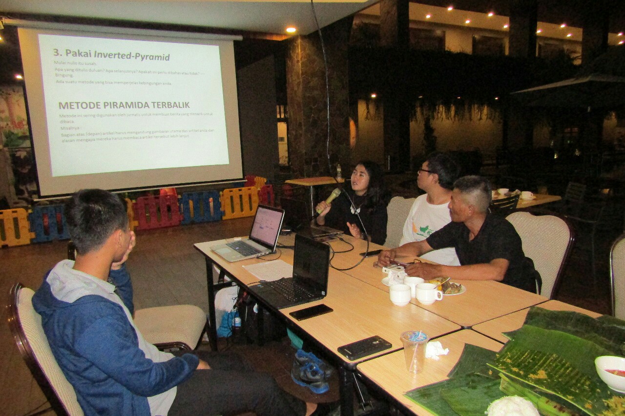 Sesi kelas menulis yang dibimbing oleh Mbak Neno di acara ngeblog bareng blogger di Grand Tjokro Balikpapan